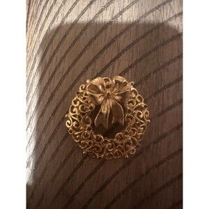 Vintage Wreath Brooch Pin GG Signed Brushed Gold Tone Pendant Christmas USA